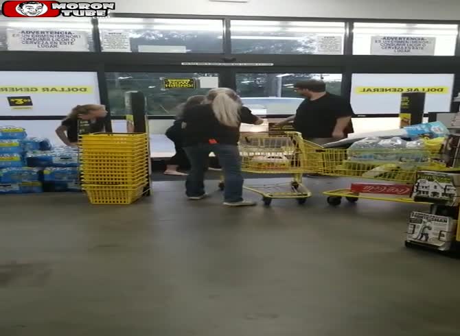 Video :A brawl breaks out when a customer attempts to leave without paying!